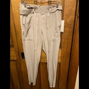 Athleta NWT Gray Skyline Athleisure Travel Lifestyle Pant Paper bag Waist Size 6